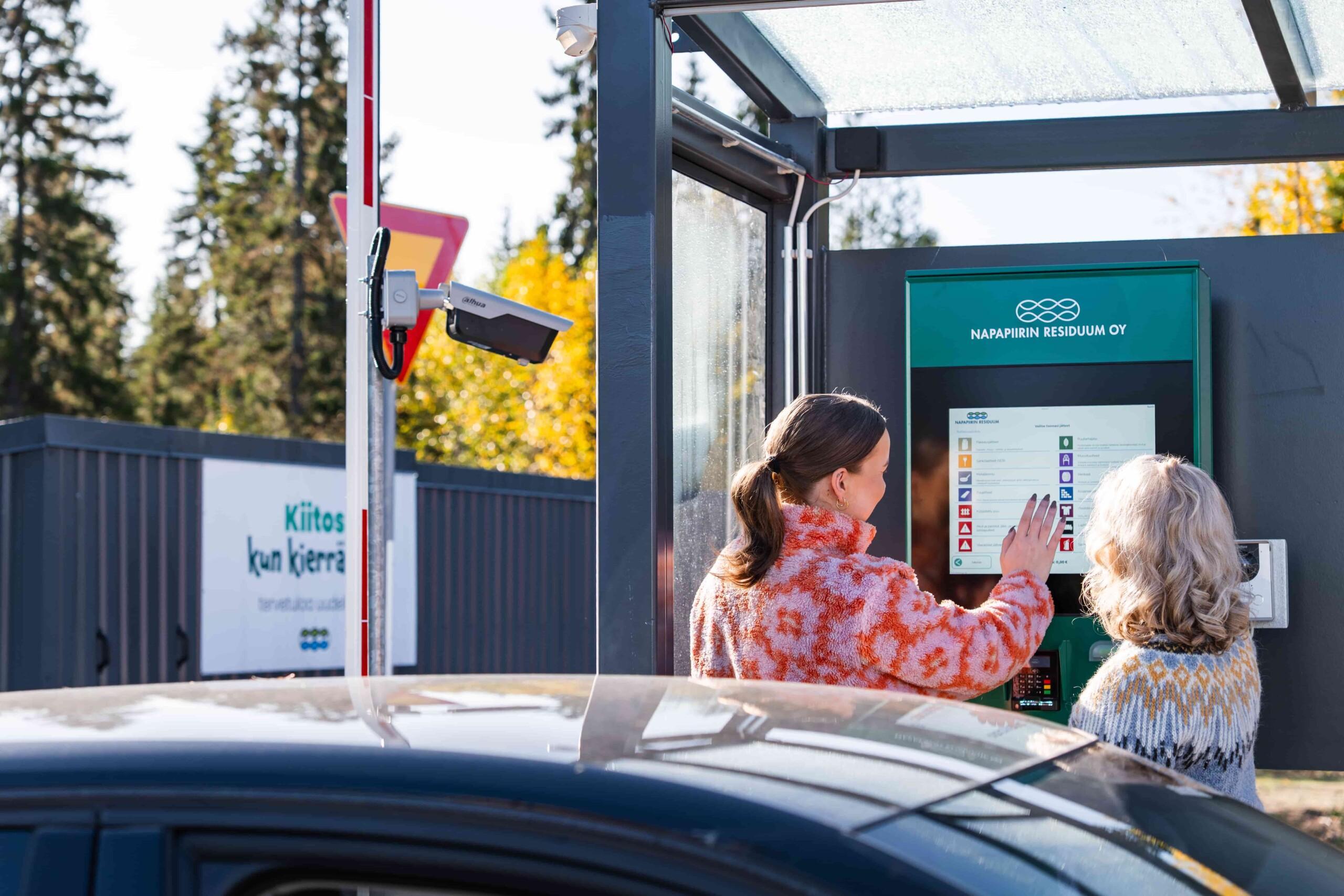 Napapiirin Residuumin Ranuan uudistetulla itsepalvelu kierrätysasemalla jätteiden ilmoitus ja maksu tapahtuu automaatilla.